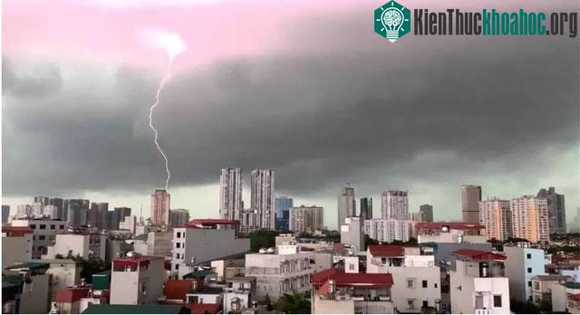 Khi trời sắp xảy ra giông thì biện pháp tránh sét tốt nhất là nên về nhà.