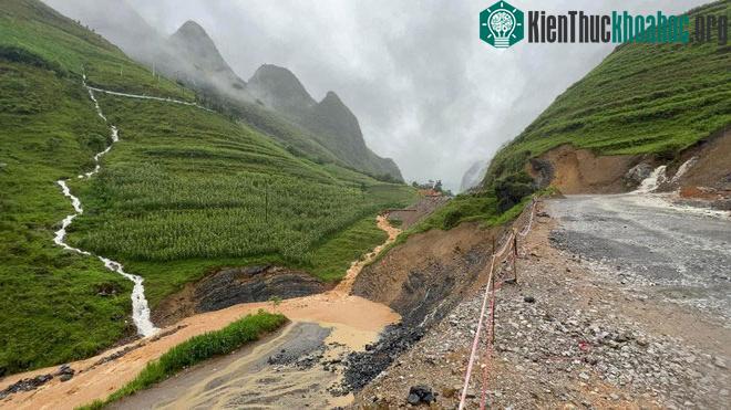 Nhiều tuyến đường bị sạt lở nguy hiểm.