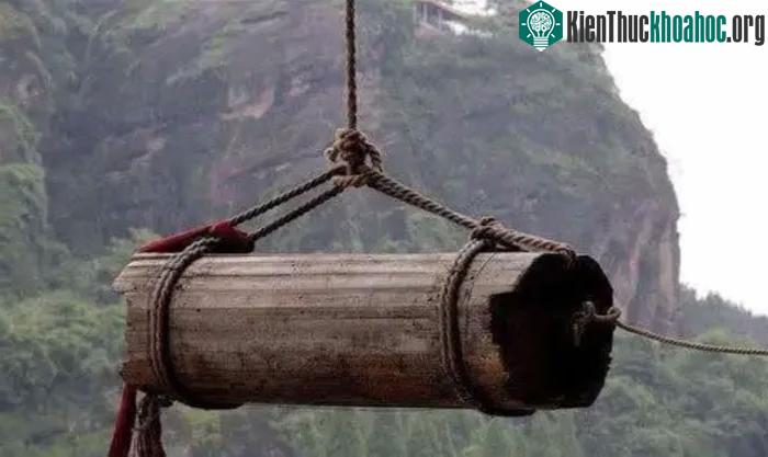 Người xưa sử dụng xe tời khổng lồ để đưa quan tài lên vách núi.