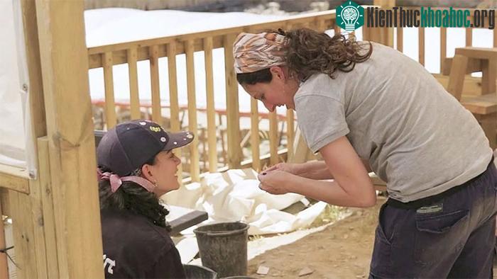 Thành viên nhóm nghiên cứu tại nơi khai quật