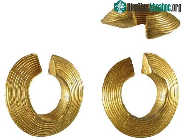 Các món trang sức dạng khuyên vàng ở Anh