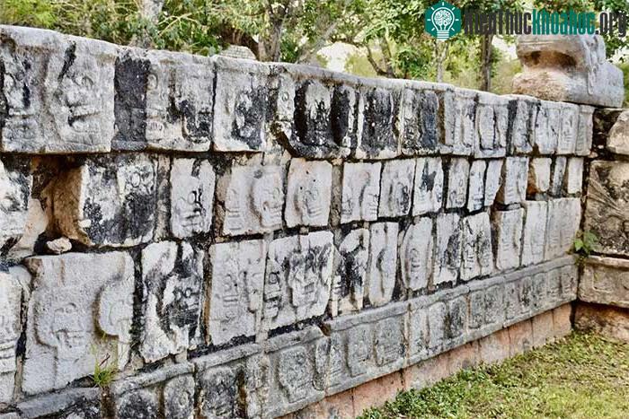 Những bản điêu khắc được phục dựng ở Chichén Itzá (Mexico).
