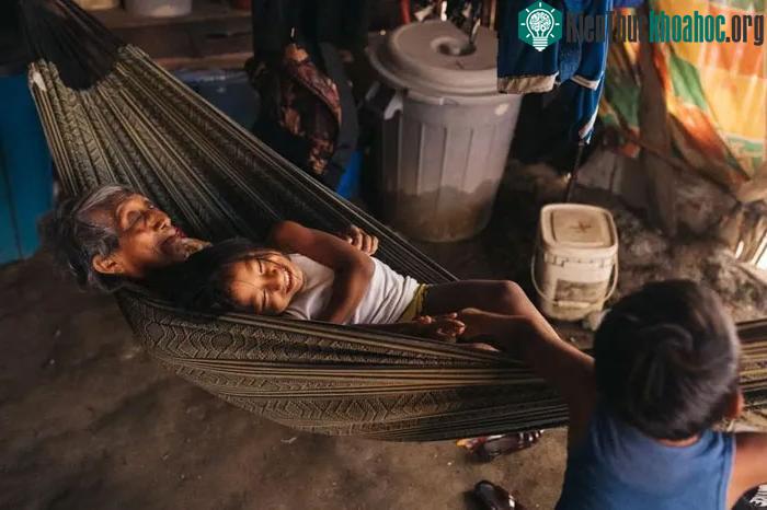 Những đứa trẻ chơi cùng bà trong ngôi nhà có 12 thành viên, trên đảo Gardi Sugdub