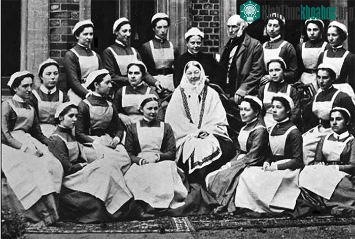 Florence Nightingale (giữa) cùng với lớp y tá tốt nghiệp trường St Thomas năm 1886