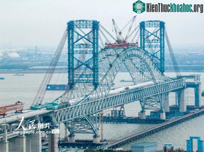 Trung Quốc chính thức nối xong đại công trình "3 trong 1" lơ lửng giữa trời khiến thế giới kinh ngạc ảnh 4