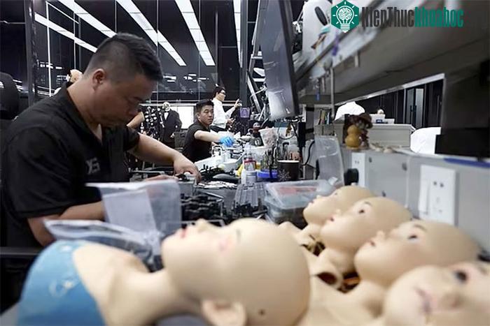 &nbsp;Hình ảnh các nhân viên đang chế tạo robot hình người tại nhà máy Ex-Robots ở Đại Liên