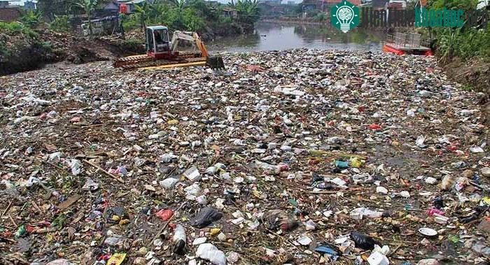 Máy xúc đang dọn rác trên sông Cikapundung, một nhánh phụ của Citarum.