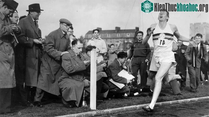 Sir Roger Bannister, vận động viên đồng thời là một nhà thần kinh học người Anh.