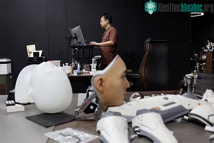 &nbsp;Một nhân viên làm việc gần nơi trưng bày các bộ phận robot hình người