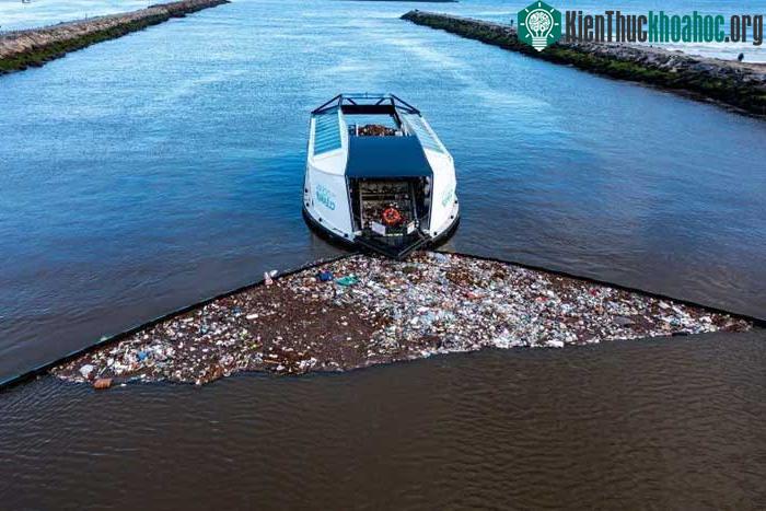Hệ thống Interceptor đang hoạt động ở Ballona Creek, California, Mỹ.