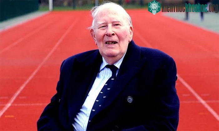 Sir Roger Bannister mất vào năm 2018, hưởng thọ 88 tuổi.
