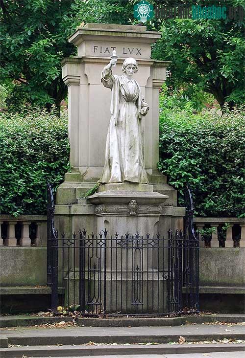 Tượng Florence Nightingale tại thành phố Derby, Anh Quốc.
