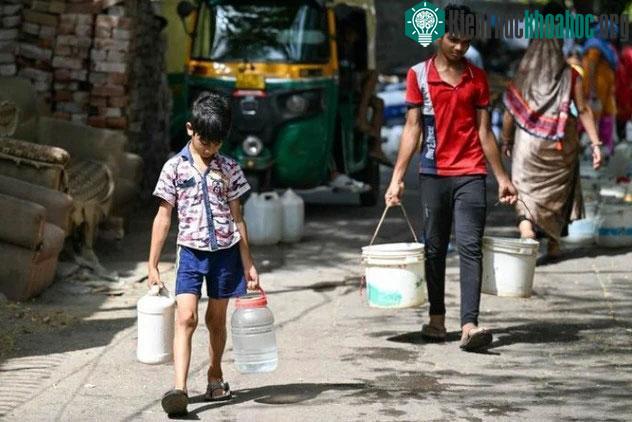 Người dân Ấn Độ đang phải chật vật đối chọi với cái nóng kỷ lục.