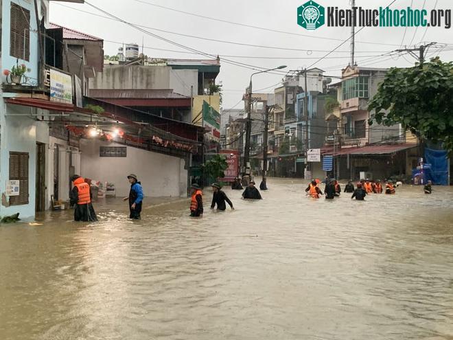 Lực lượng chức năng giúp dân chạy lũ.