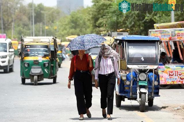Người dân tự bảo vệ mình khỏi cái nóng mùa hè ở Gurugram, Ấn Độ vào ngày 18/ 6/2024.