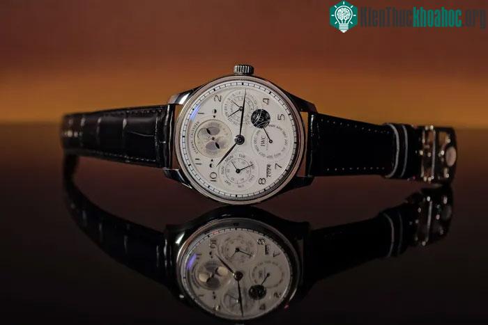 IWC Portugieser Eternal Calendar, đồng hồ hiển thị moonphase chính xác tới 45 triệu năm.