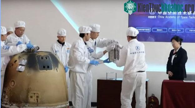 Các kỹ thuật viên mở lấy mẫu đất mang về từ Mặt trăng