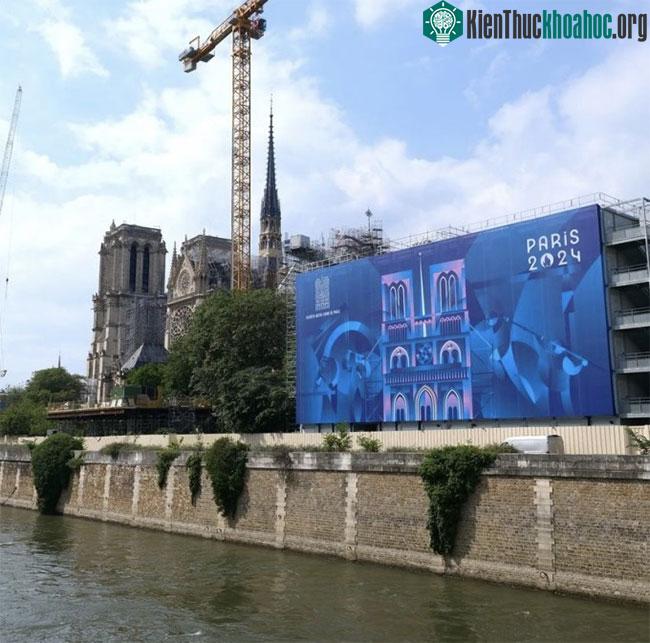 Một phần tường Nhà thờ Đức Bà Paris hôm 21/6