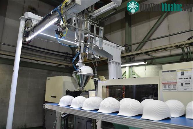 Công đoạn cuối cùng để tạo hình mũ bảo hiểm Shellmet.