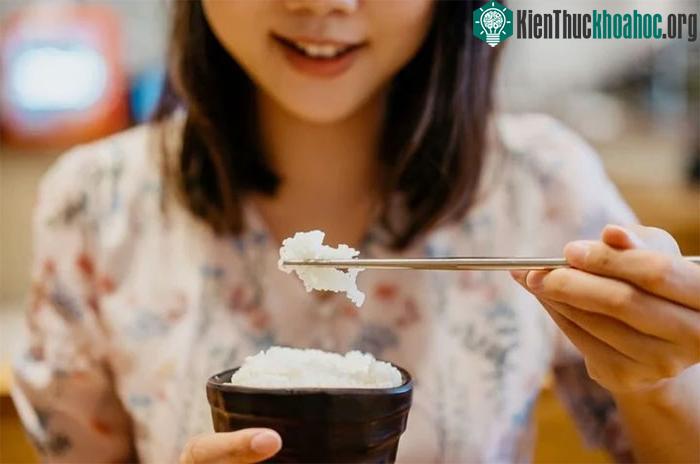 Người bị tiểu đường nên ghi nhớ thứ tự ăn đó là ăn rau trước, ăn thức ăn và cơm sau.