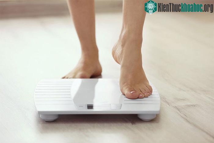 Ăn vặt nhiều dễ khiến bạn bị tăng cân.