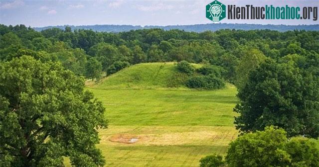Quang cảnh di tích lịch sử các gò đất Cahokia.