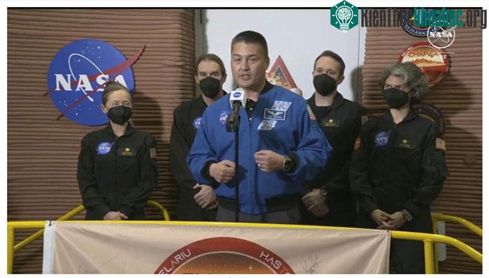 Một quan chức của NASA phát biểu, phía sau là các nhà khoa học vừa rời khu thử nghiệm