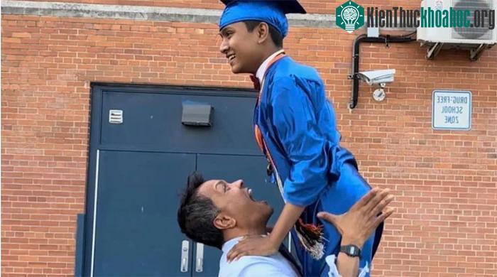 &nbsp;Suborno Isaac Bari và cha ăn mừng trong lễ tốt nghiệp trung học