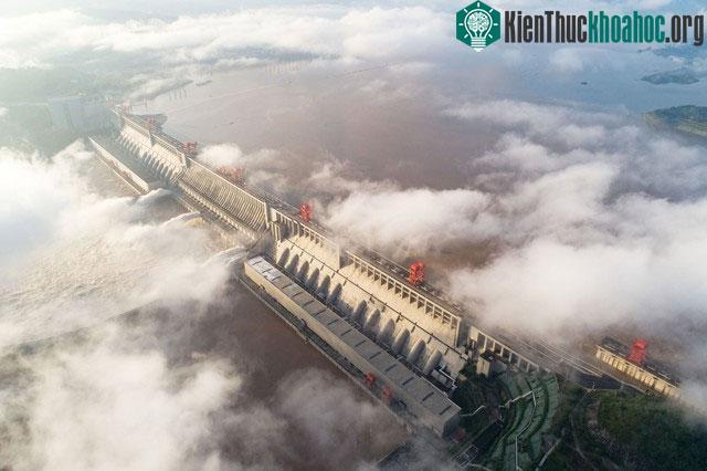 Ảnh chụp từ trên không vào ngày 27/7/2020 cho thấy nước lũ đang được xả từ Đập Tam Hiệp
