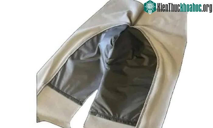 Hệ thống gồm cốc thu thập nước tiểu bằng silicon đúc, bên trong là bộ đồ lót làm từ nhiều lớp