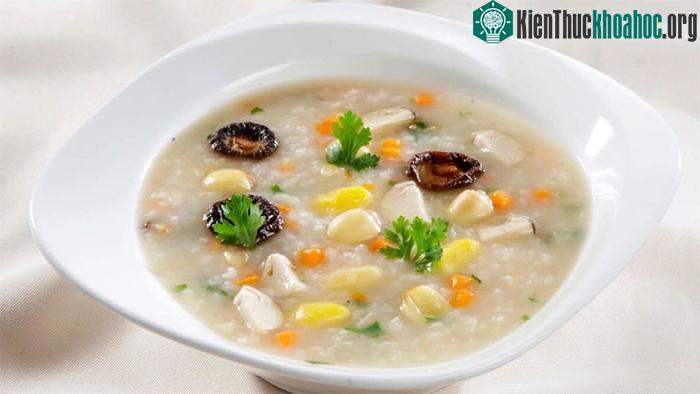 Người bị bệnh bạch hầu nên ưu tiên ăn đồ lỏng, mềm, xay nhuyễn