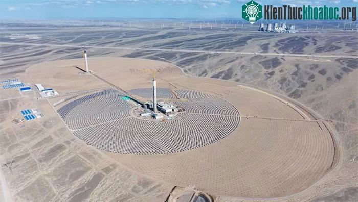 Những chiếc gương được làm từ vật liệu đặc biệt, có hiệu suất phản chiếu lên tới 94%.