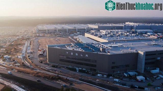 Tesla mở "hộp đêm kỳ quặc nhất thế giới" tại Berlin Gigafactory ảnh 0