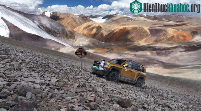 Toàn bộ hành trình kéo dài khoảng 982km và mất 48 giờ để hoàn thành