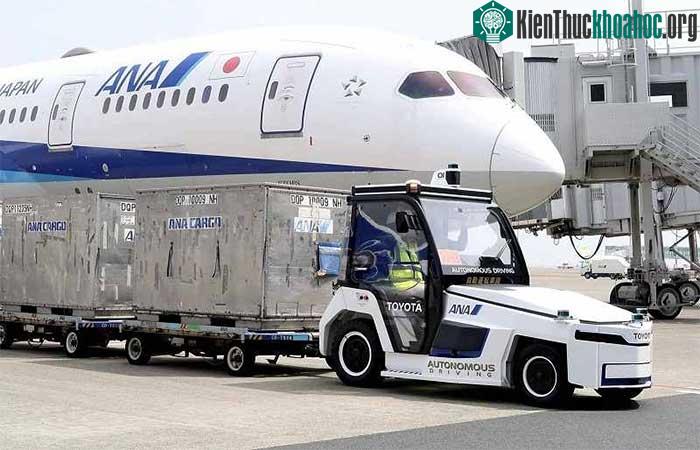 Xe tự lái kéo container hàng hóa tại sân bay Haneda.