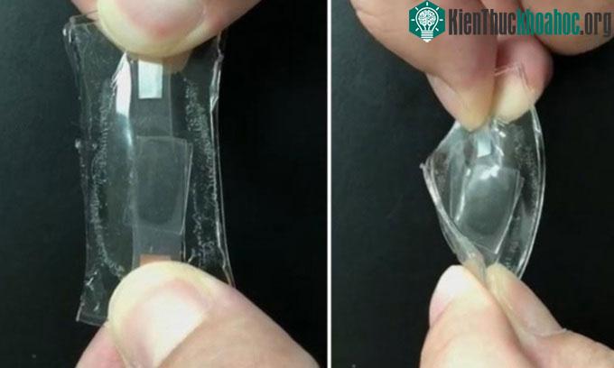 Pin lithium-ion mới chứa các thành phần co giãn được.
