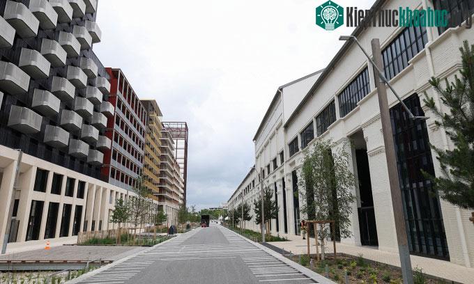 Làng Olympic tại Saint-Denis, ngoại ô Paris, nơi ở của các vận động viên.