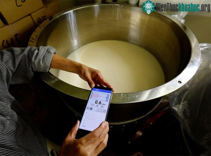 Loại nhạc phát ra từ chiếc loa bên dưới bể sẽ quyết định hương vị của rượu.