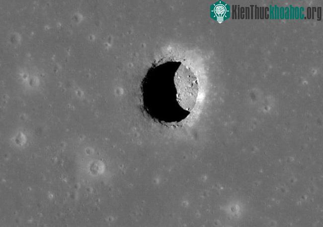 Khung cảnh ngoạn mục của một "giếng trời" rộng 100 mét ở vùng Mare Tranquillitatis