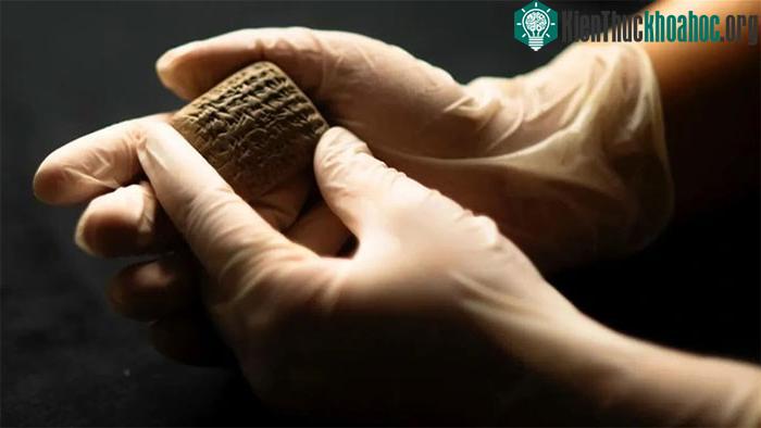 Văn bản viết bằng tiếng Akkad trên nền đất sét được phát hiện tại Eski Alalah