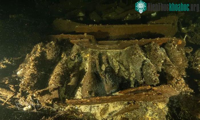 Những chai sâm panh vẫn được xếp ngay ngắn trên con tàu chìm ở biển Baltic