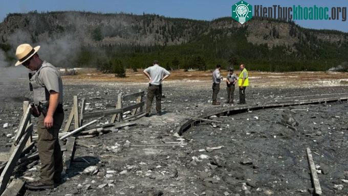 Vụ phun trào thủy nhiệt cao 30 m ngay trước mặt người dân ảnh 0