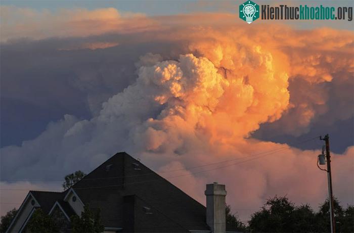 Một đám mây pyrocumulus khổng lồ bốc lên từ đám cháy Park gần Chico, bang California