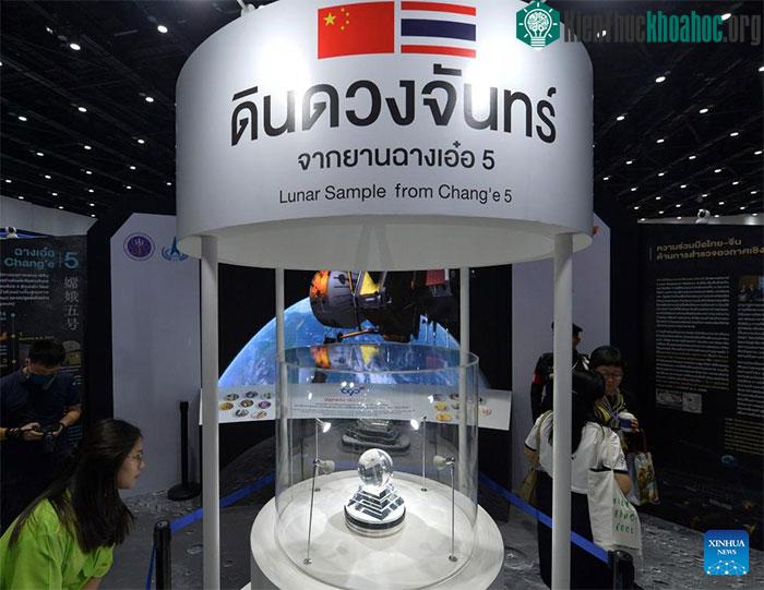 Mọi người xem mẫu đất thu được trên Mặt trăng trong Hội chợ Sci Power for Future Thailand