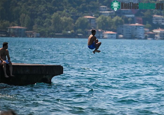 Người dân tắm biển tránh nắng nóng tại Istanbul, Thổ Nhĩ Kỳ, ngày 18/7.