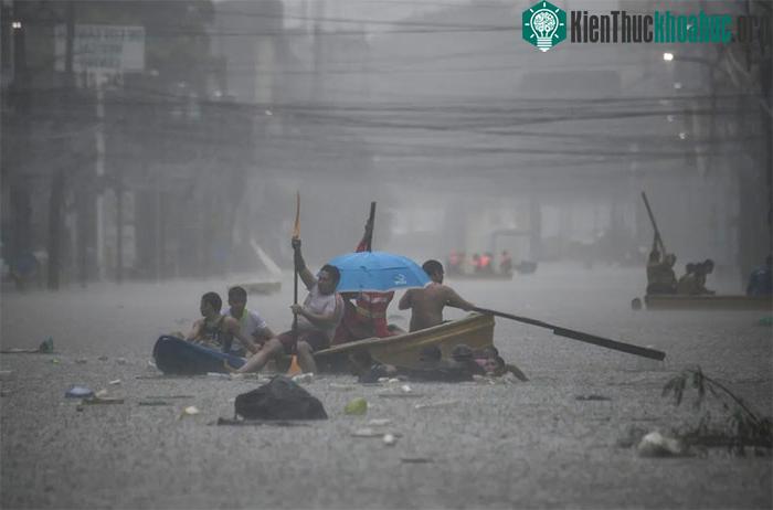 Mưa bão gây ngập nặng ở thủ đô Manila của Philippines