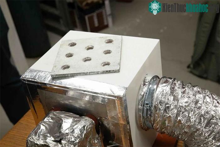 Thiết bị sử dụng các tấm vật liệu hấp phụ làm từ nhôm fumarate để giữ lại các phân tử nước