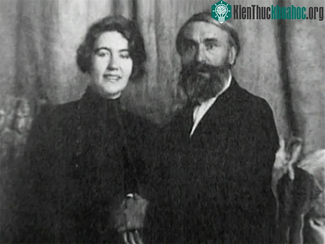 Nhà điêu khắc nổi tiếng người Nga Sergei Konenkov cùng vợ là Margarita Konenkova.