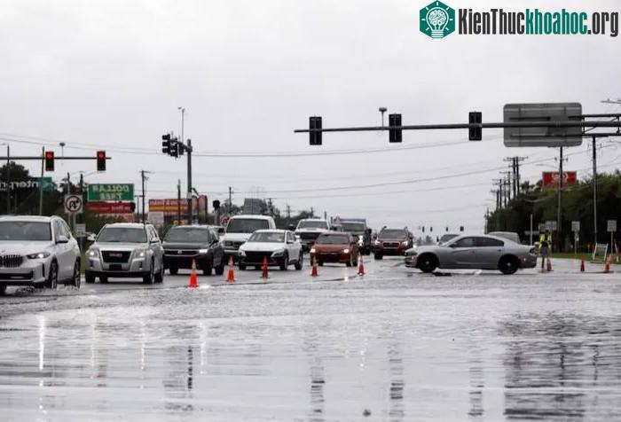 Đường phố Florida trở nên ngập lụt.