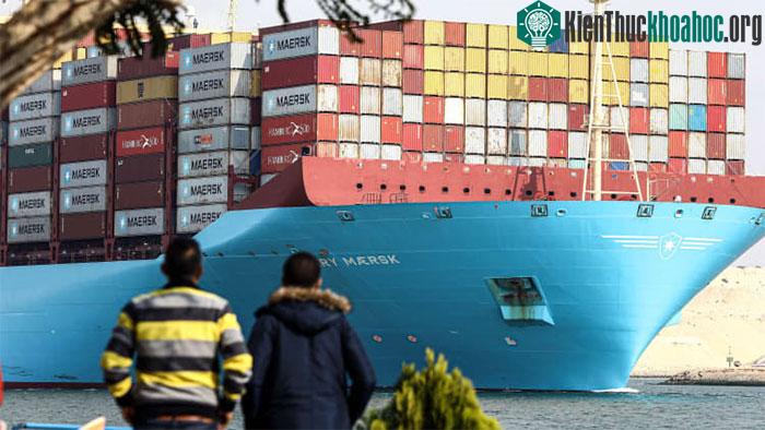 Tàu chở hàng di chuyển qua kênh đào Suez ở tỉnh Ismailia, Ai Cập ngày 13/1.